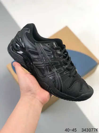 Asics Gel-Resolution 5.0 休闲运动球鞋 - 鞋面设计:鞋面运用PU支撑片与网眼布相结合的材质,在保证支撑性和耐磨性的同时,也具备一定的透气性,可让脚部保持干爽. - 稳定性:采用DYNAWALL中足稳走片搭配DYNAWRAP动态鞋带科技,能在侧向移动时提供出色的支撑,有效防止崴脚,增强了整体稳定性. - 缓震性:前后掌都内置了GEL缓震胶,可有效吸收运动中的冲击力,为脚部提供良好的缓震效果,减少疲劳. - 耐磨性:外底的脚趾和脚跟区域采用PguardTM技术,搭配AHAR® plusTM外底橡胶,可增强鞋子的耐用性,提高鞋底的耐磨性能. 货号:1203A901 编码:343077K